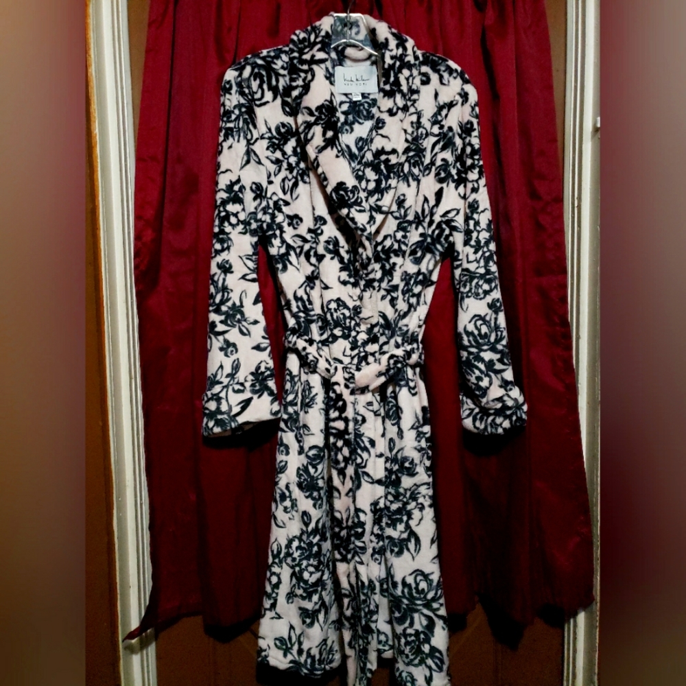 NICOLE MILLER NEW YORK Bath Robe, Soft Fleece Velour, Belt & Side Pockets NWT